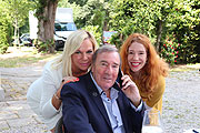 Birgit Fischer-Höper, Frank Fleschenberg, Präsident der Eagles Charity, Laura Siegel  - Ladies Lunch in München zu Gunsten Tribute to Bambi im Restaurant Teatro Solln im Iberl(©Foto: Martin Schmitz)